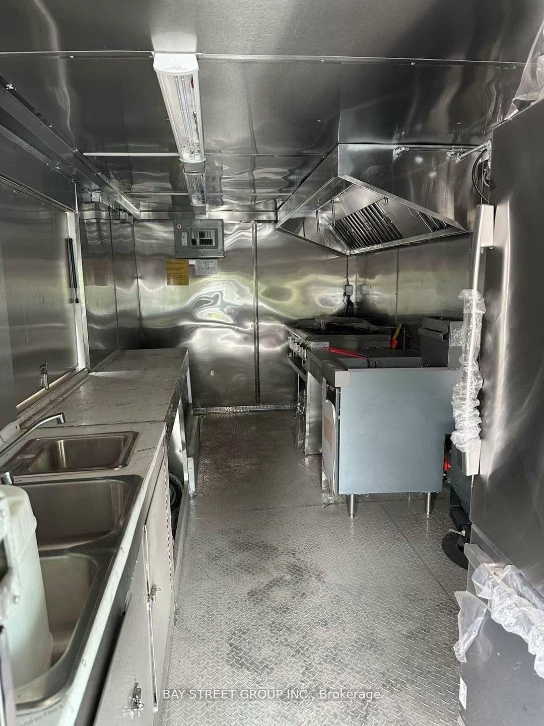 510 Yonge Street, Unit Truck thumbnail 3