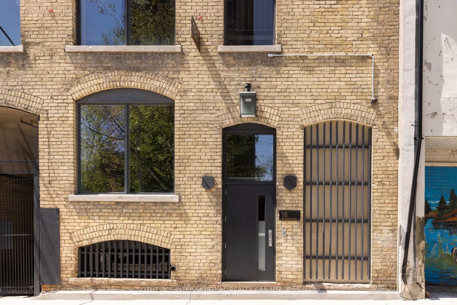 18 Gloucester Lane - Image 1