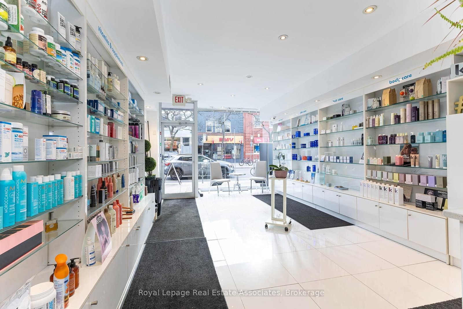 390 Bloor Street W thumbnail 2