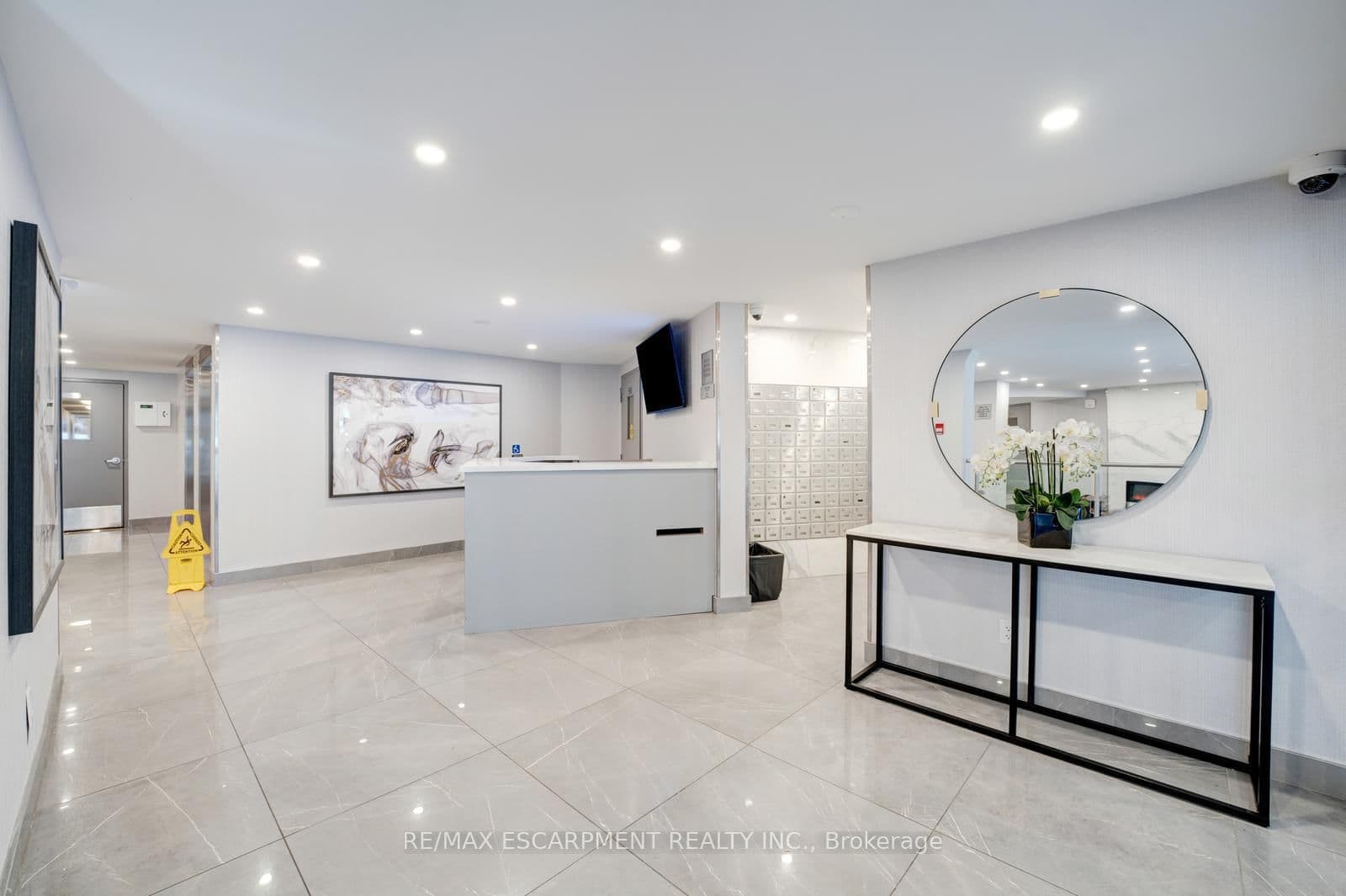 10 Edgecliff Golfway, Unit 206 thumbnail 4