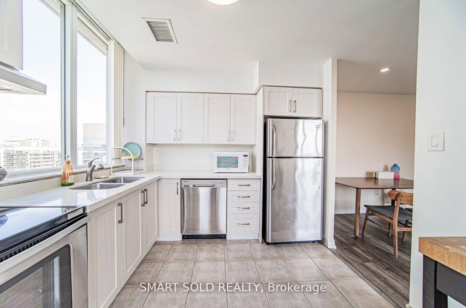 256 Doris Avenue, Unit PH210 thumbnail 10