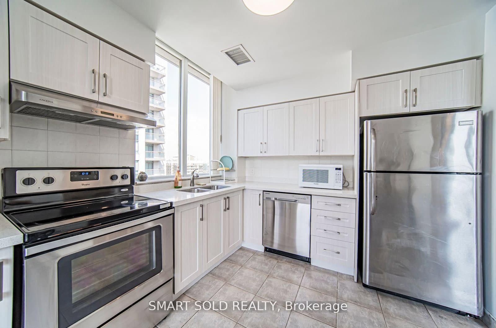 256 Doris Avenue, Unit PH210 thumbnail 11