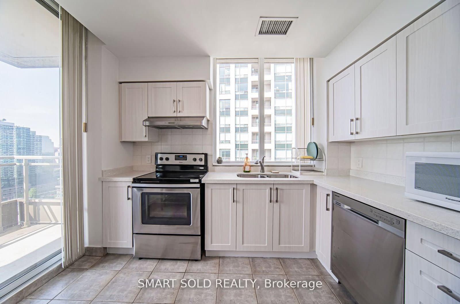 256 Doris Avenue, Unit PH210 thumbnail 12