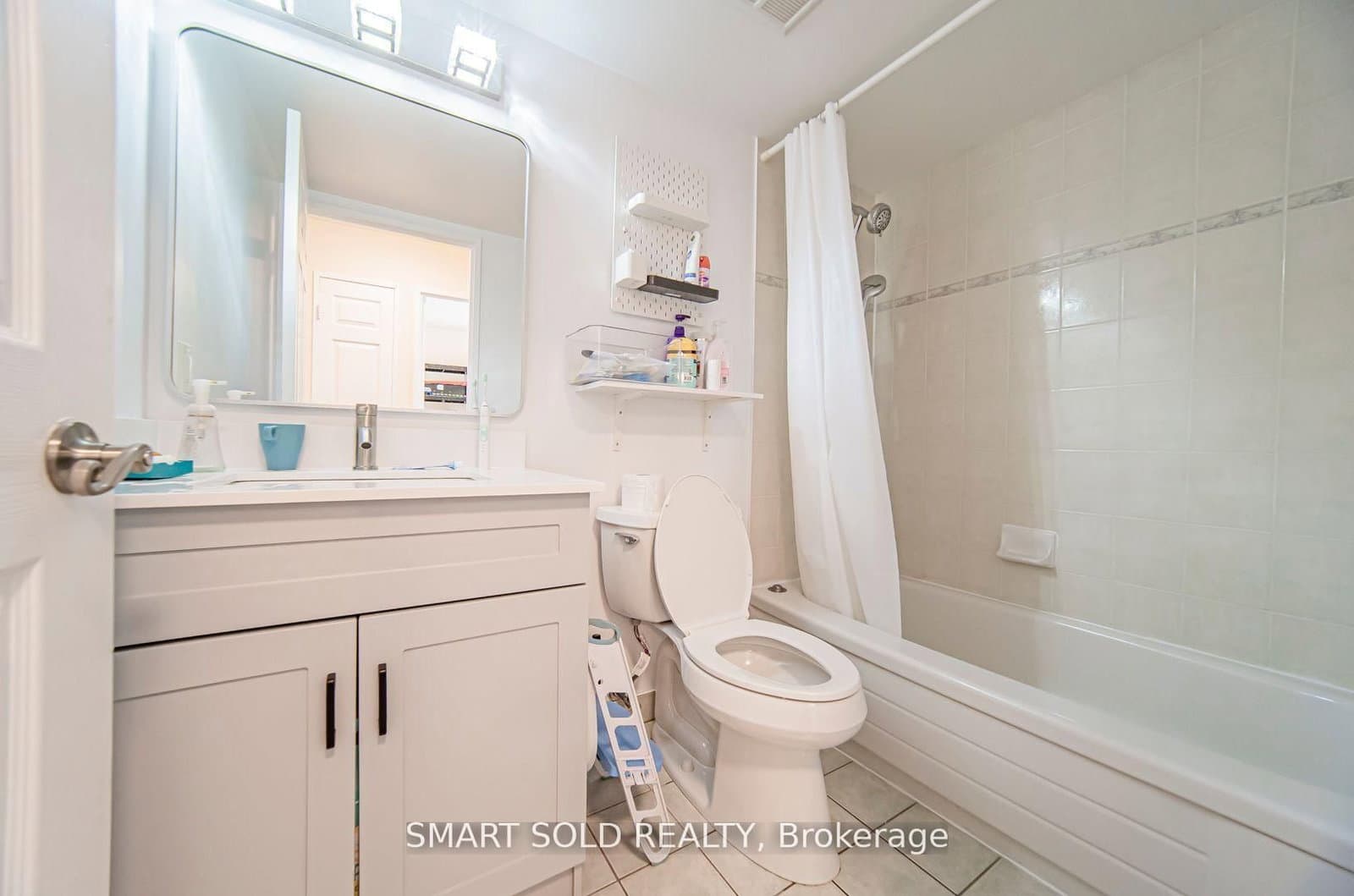 256 Doris Avenue, Unit PH210 thumbnail 15