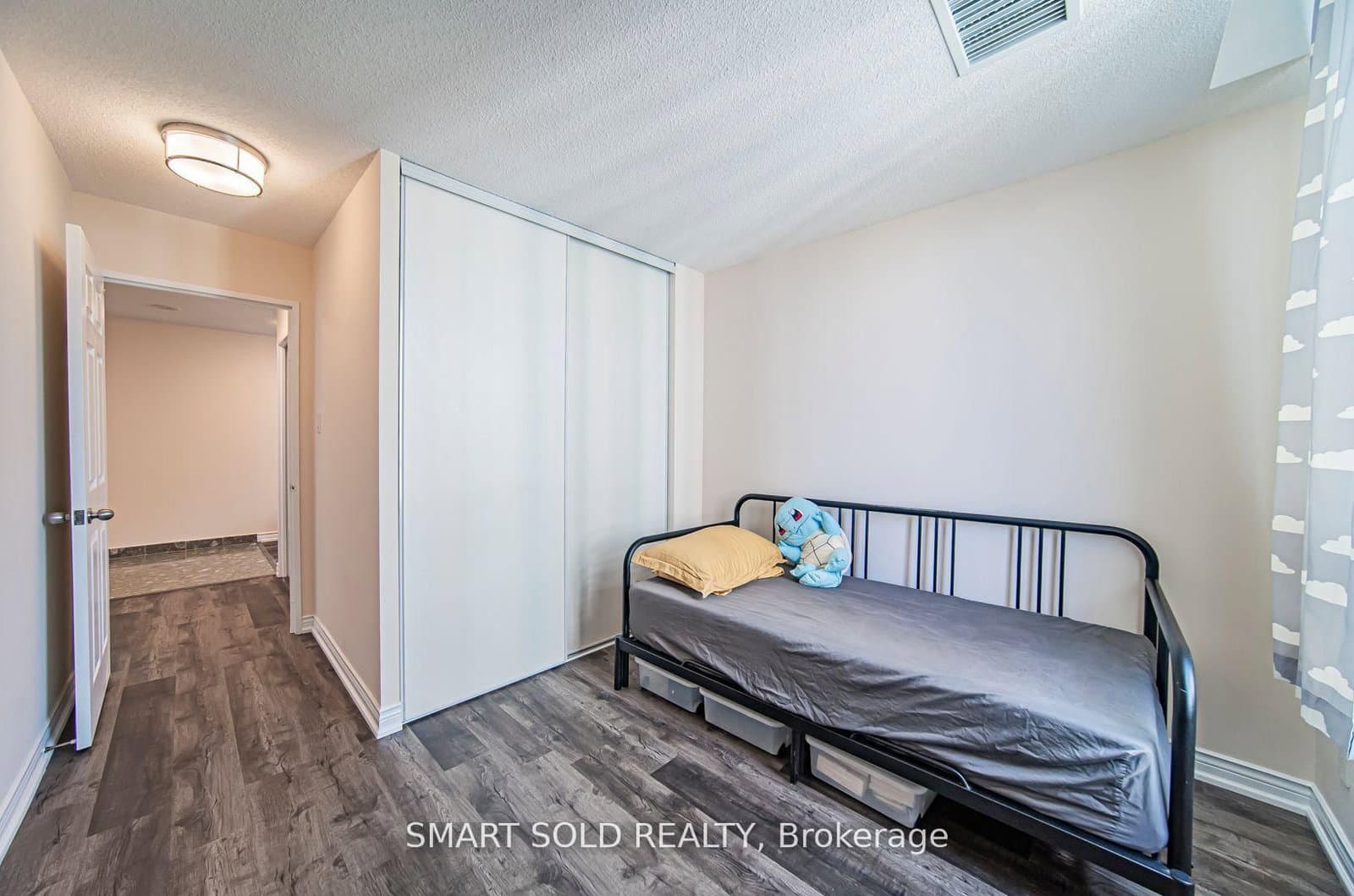 256 Doris Avenue, Unit PH210 thumbnail 17