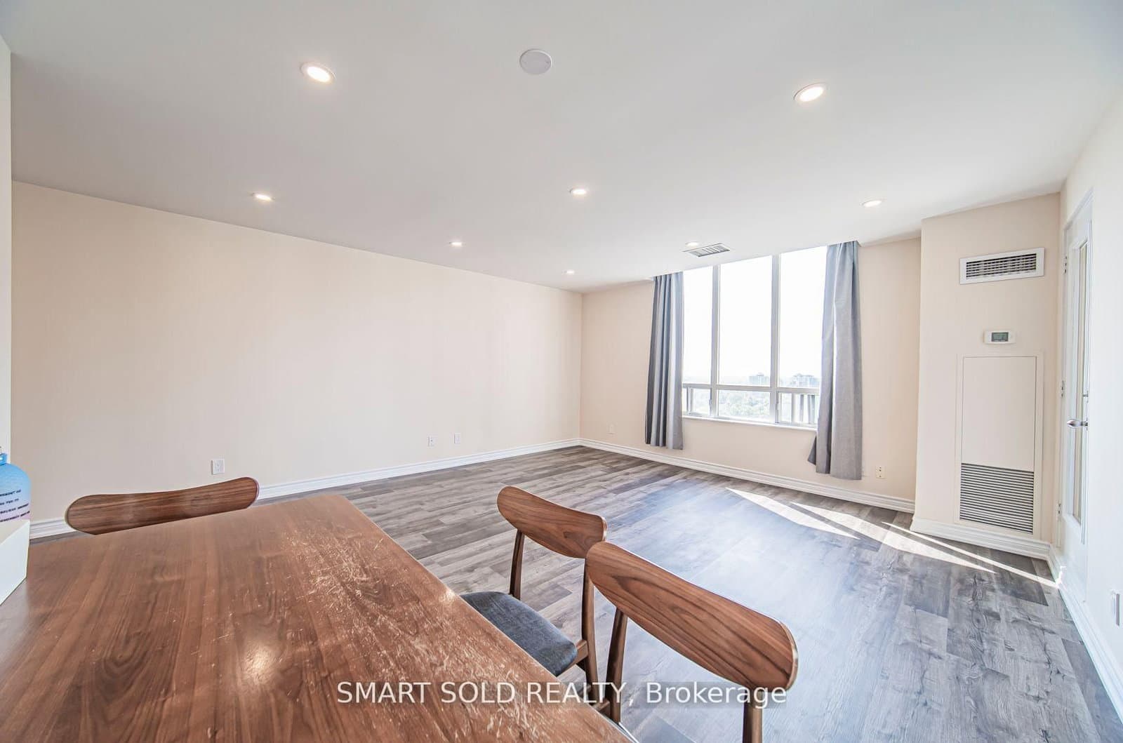256 Doris Avenue, Unit PH210 thumbnail 6