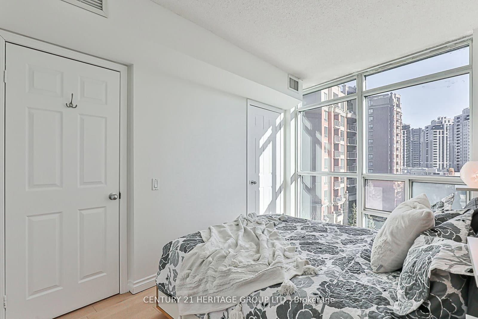 30 Harrison Garden Boulevard, Unit 701 thumbnail 10