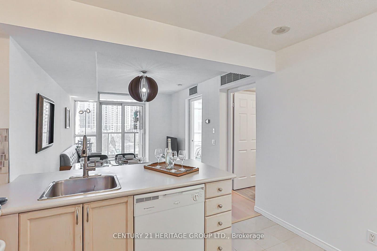 30 Harrison Garden Boulevard, Unit 701 thumbnail 4