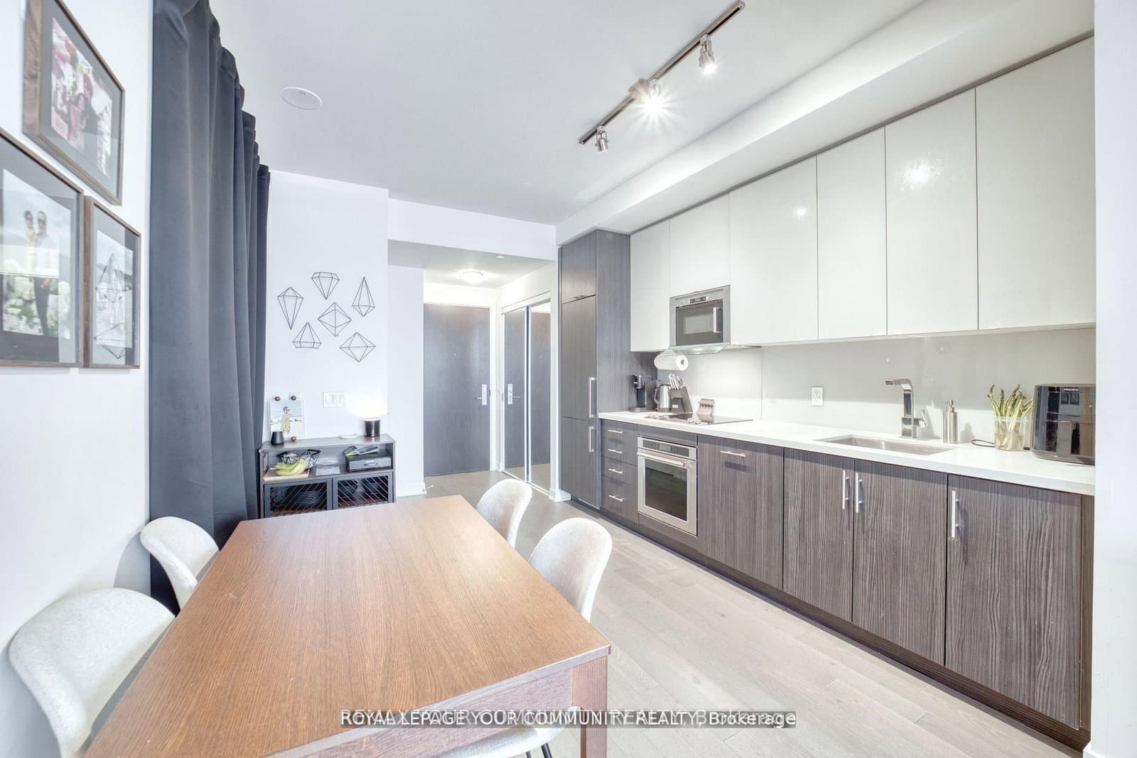 330 Richmond Street W, Unit 1711 thumbnail 11