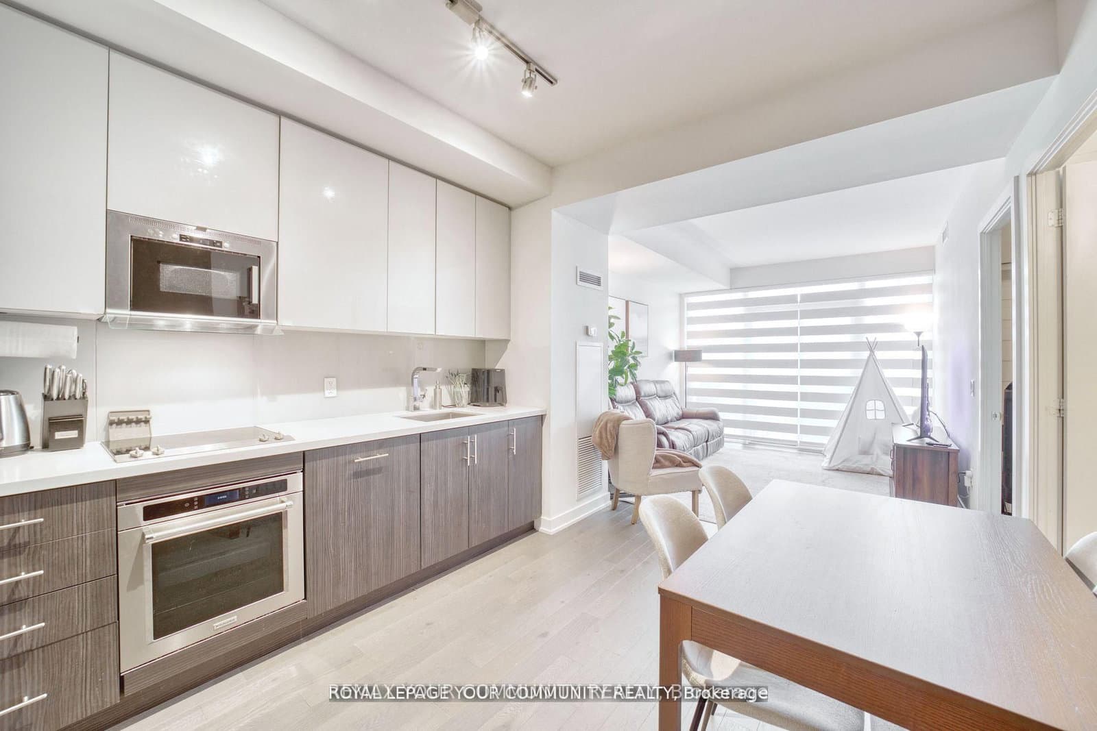 330 Richmond Street W, Unit 1711 thumbnail 2