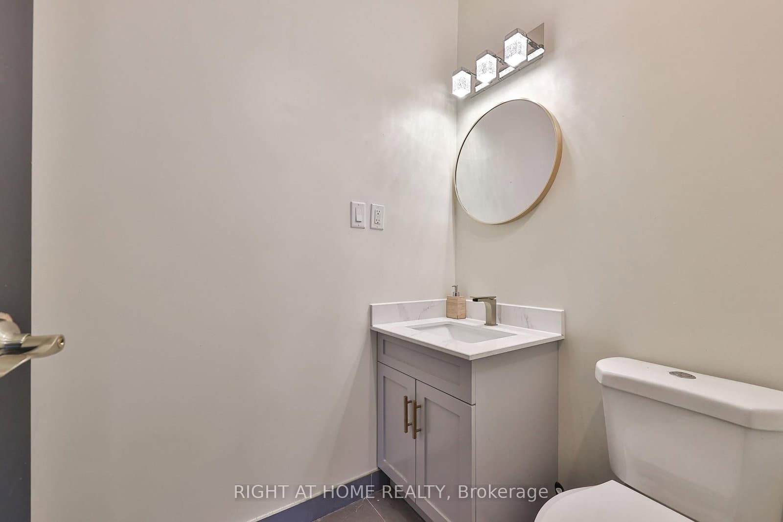 565 Bloor Street W, Unit Second Floor thumbnail 15
