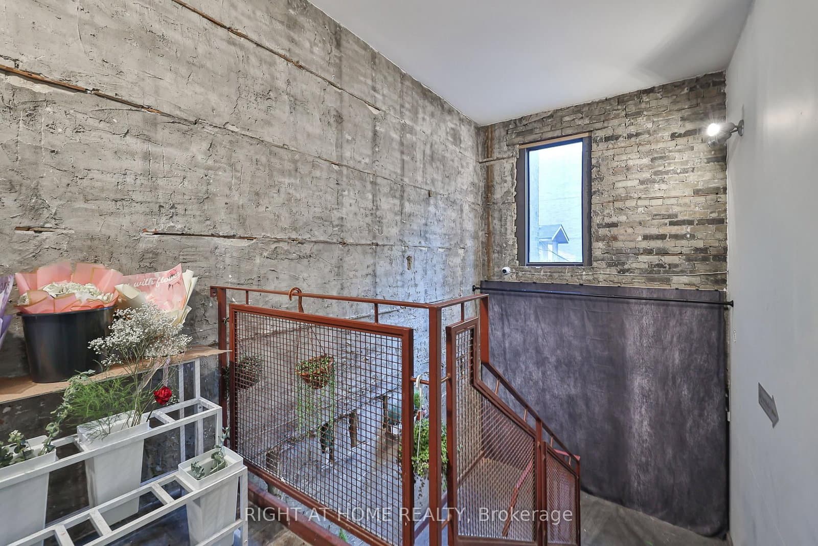 565 Bloor Street W, Unit Second Floor thumbnail 4