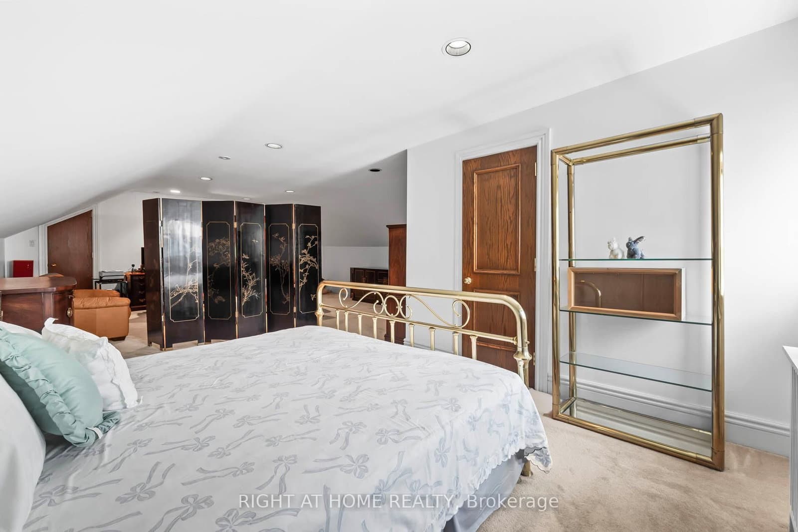 287 RUSSELL HILL Road thumbnail 34