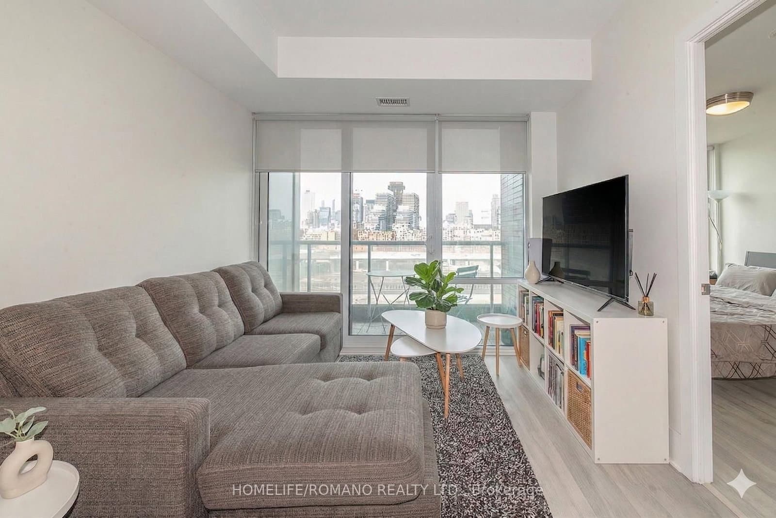 1 Edgewater Drive, Unit 823 thumbnail 3