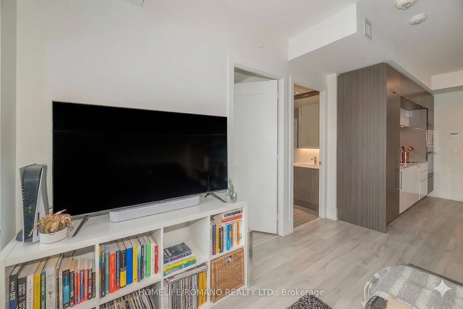 1 Edgewater Drive, Unit 823 thumbnail 5