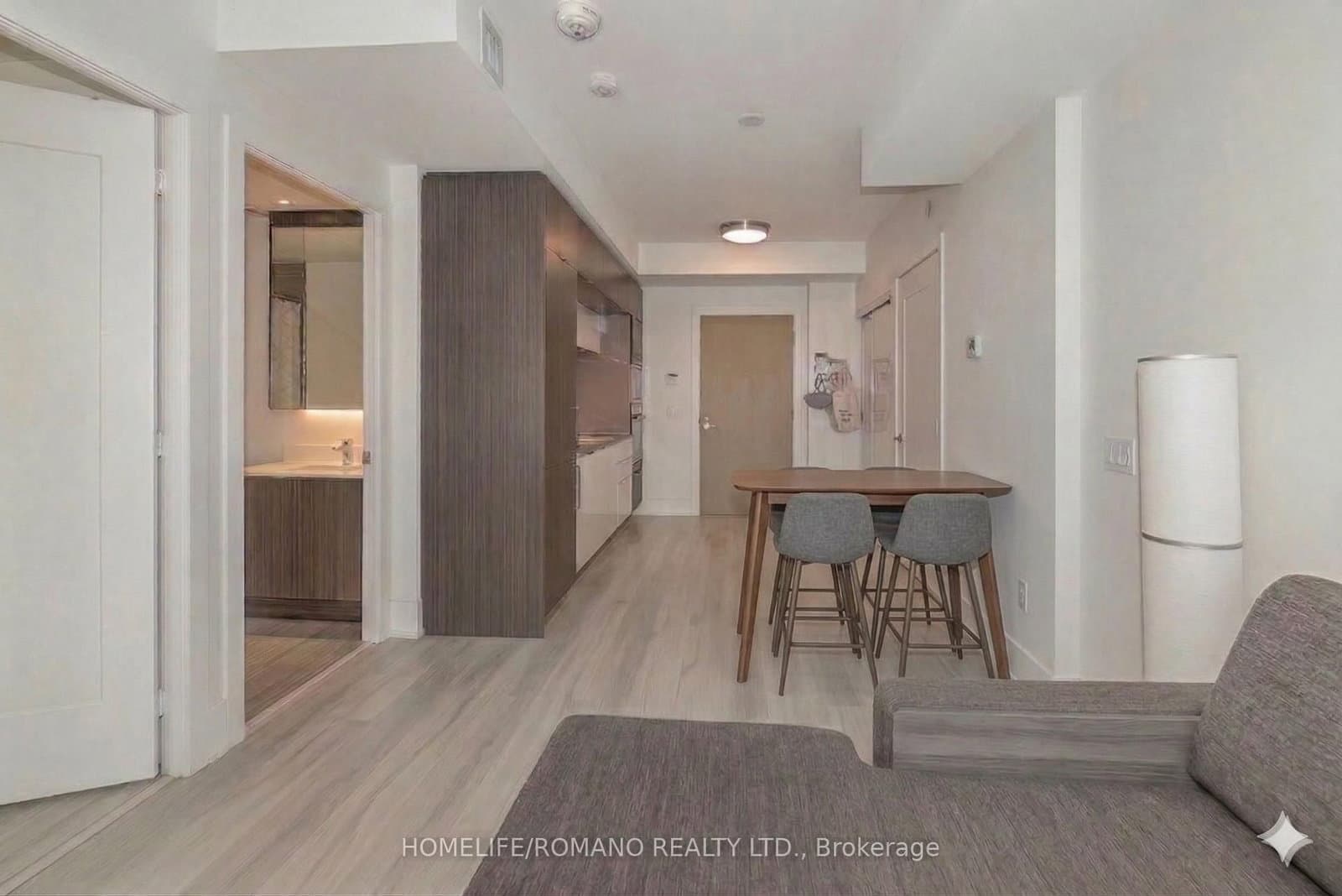 1 Edgewater Drive, Unit 823 thumbnail 6