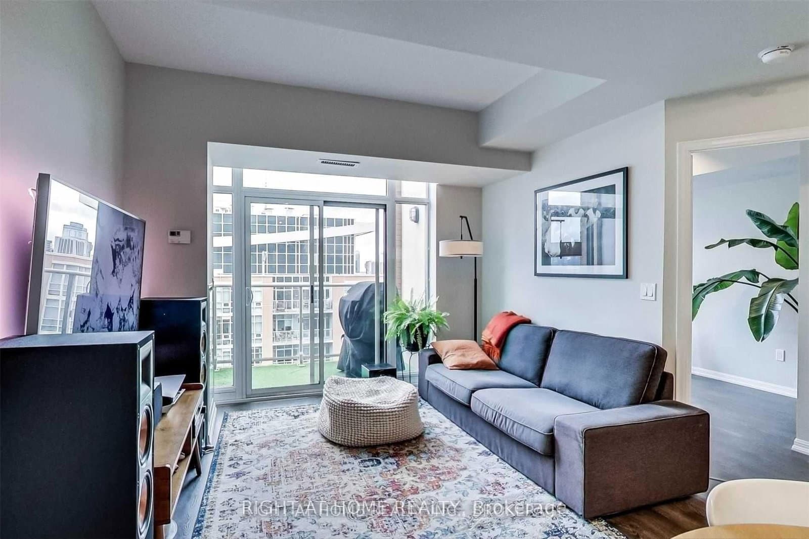 75 East Liberty Street, Unit 2401 thumbnail 4
