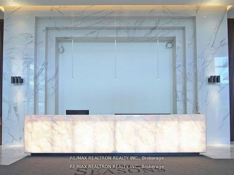 95 McMahon Drive, Unit Th515 thumbnail 4