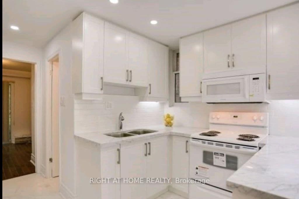 34 Macpherson Avenue thumbnail 16