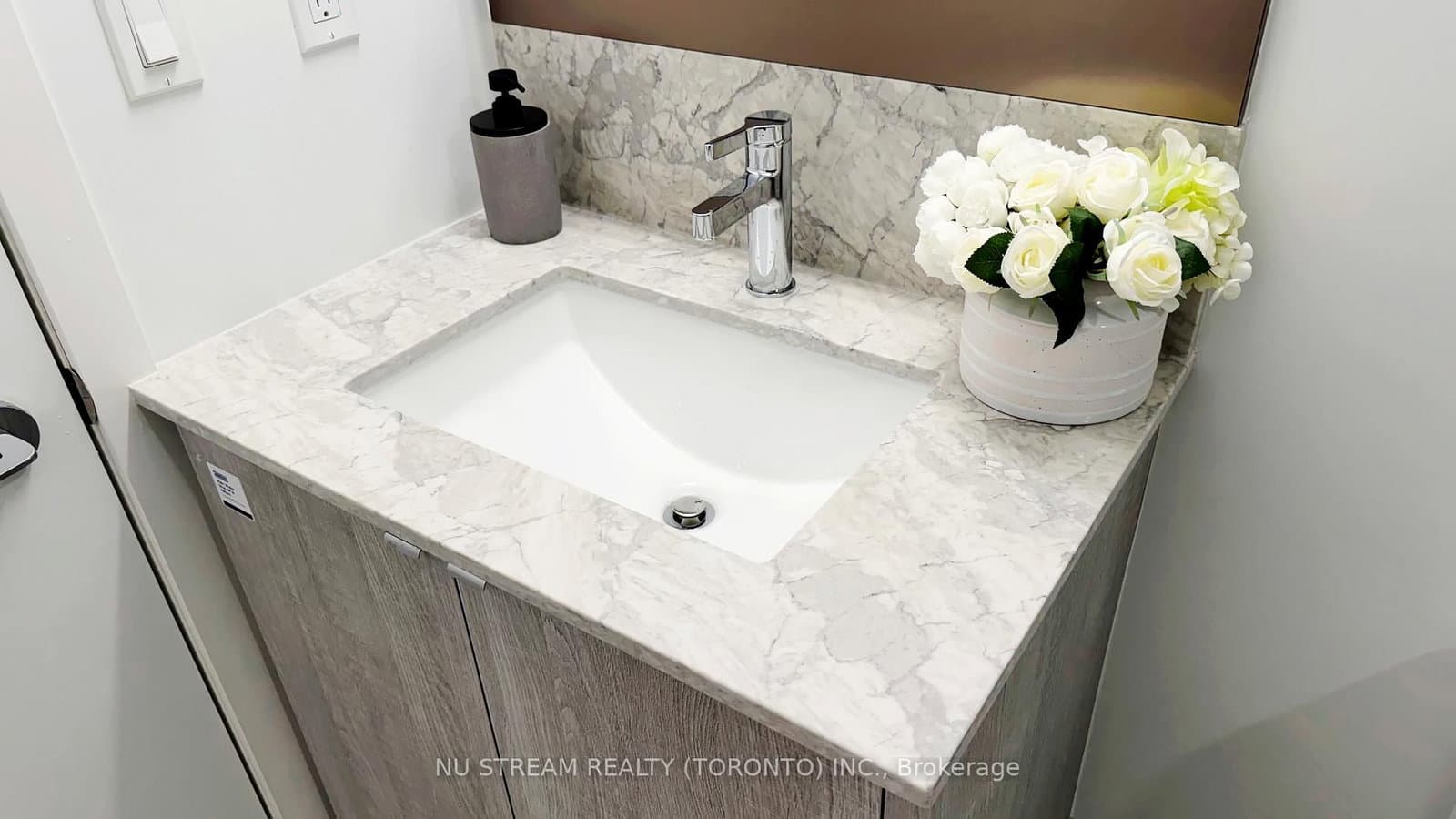 771 Yonge Street, Unit 2011 thumbnail 34