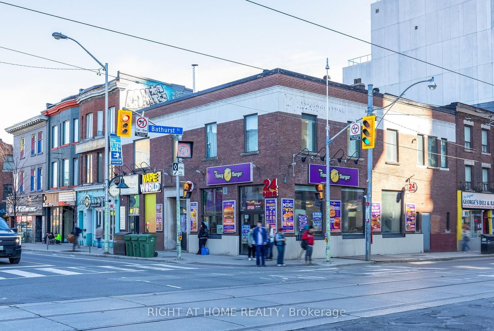 565 Bloor Street W - Image 1