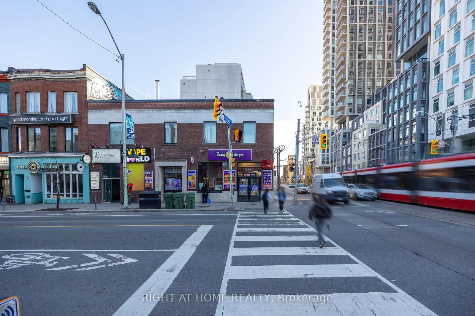 565 Bloor Street W thumbnail 2