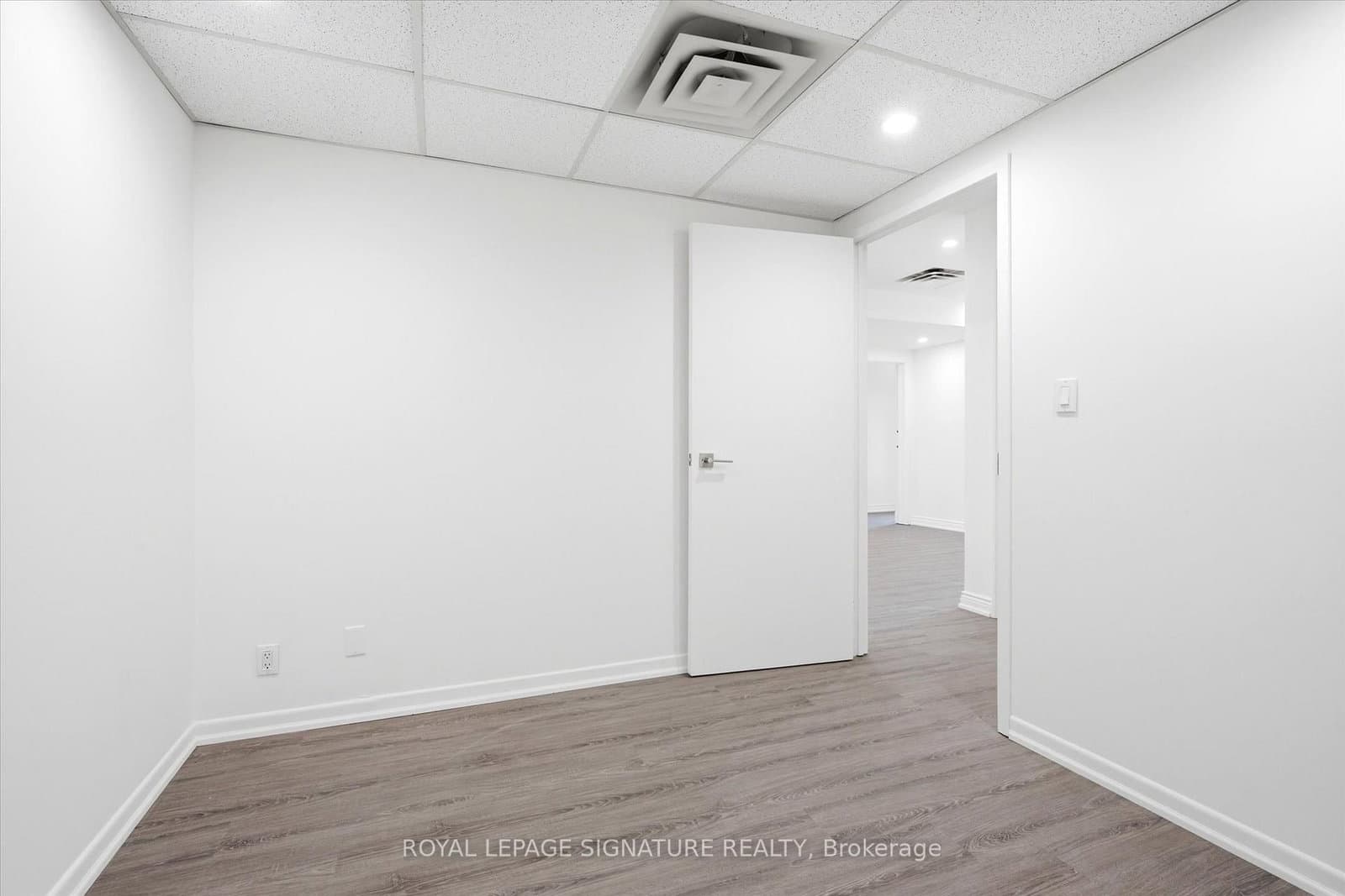 2900 Yonge Street, Unit 101 thumbnail 16