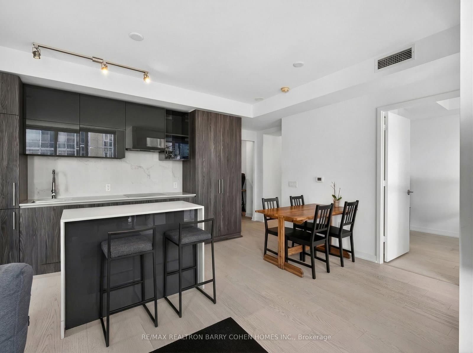 1 Yorkville Avenue, Unit 905 thumbnail 10