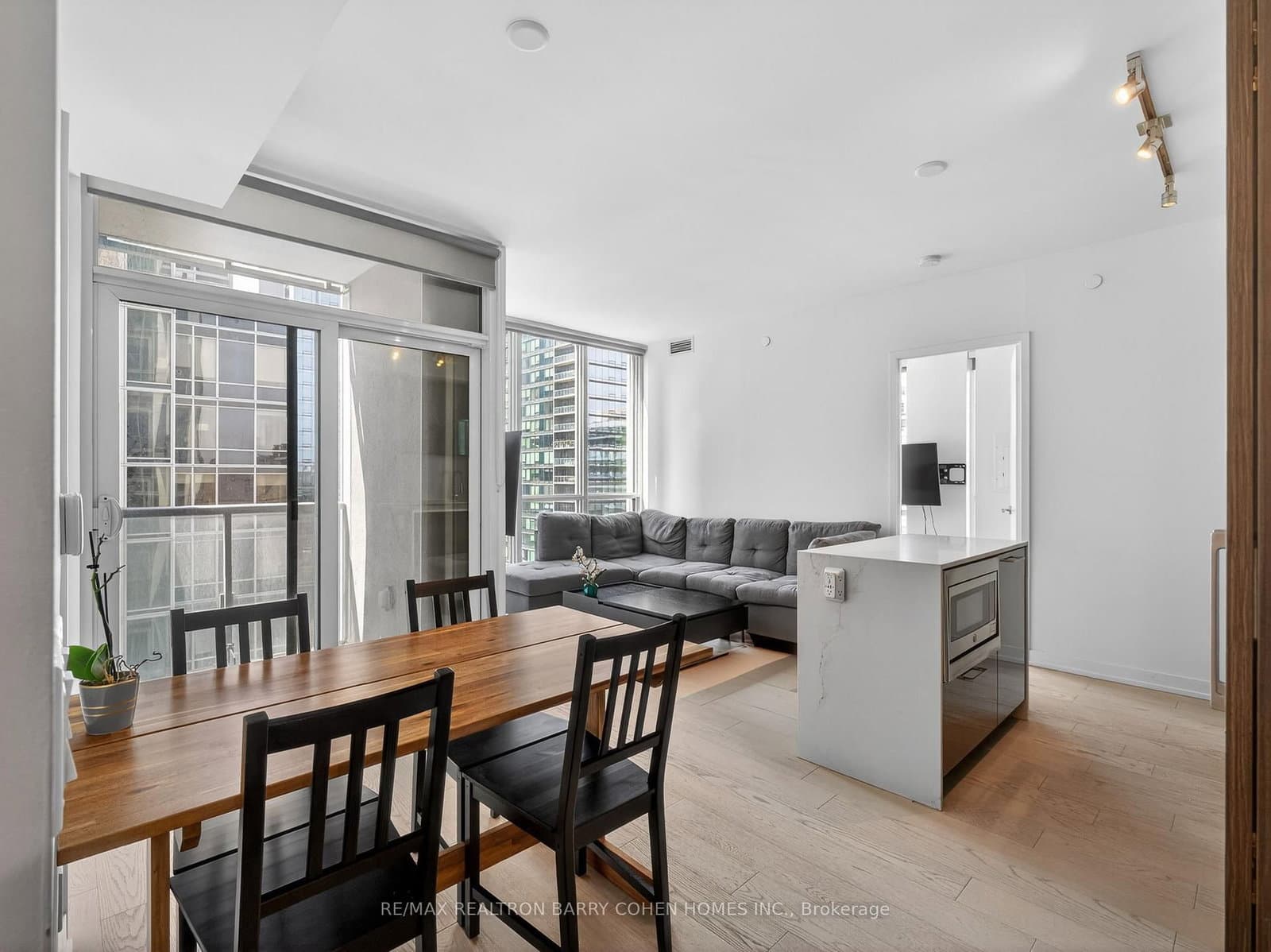 1 Yorkville Avenue, Unit 905 thumbnail 3