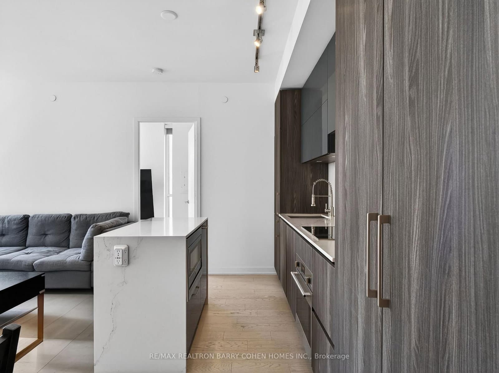 1 Yorkville Avenue, Unit 905 thumbnail 4
