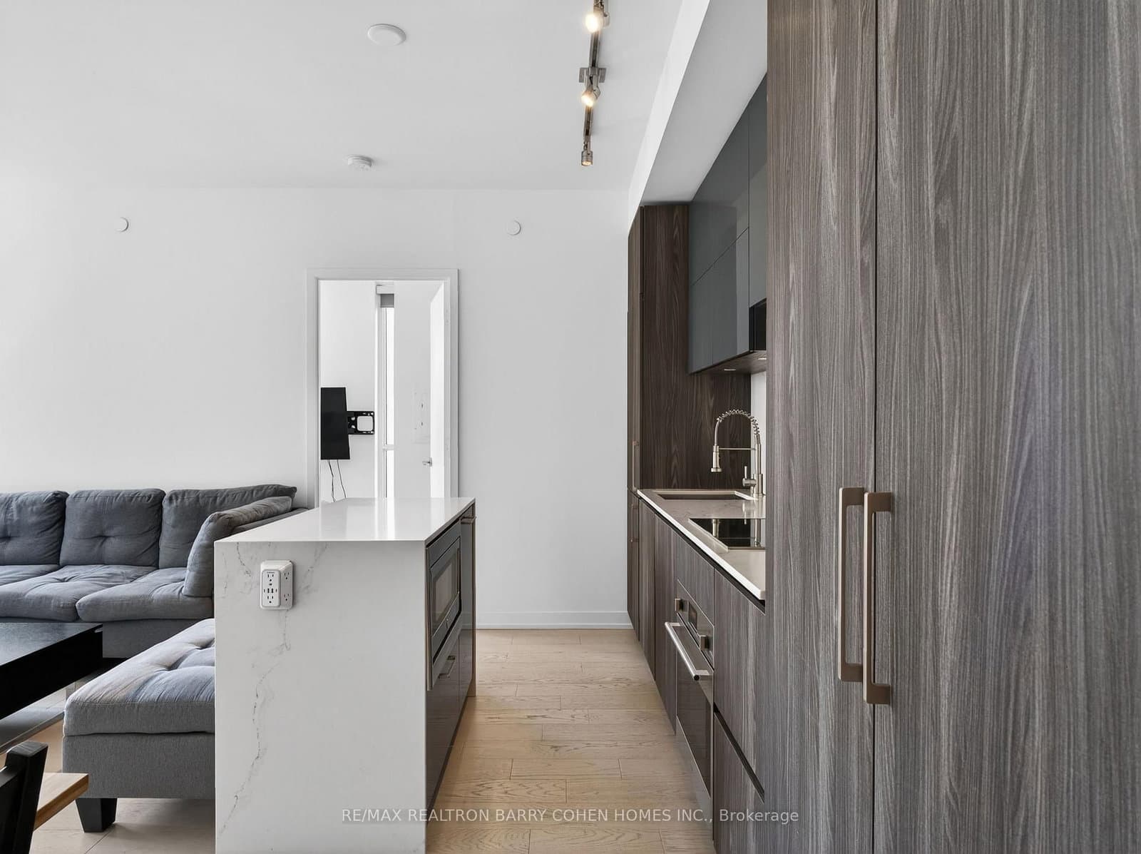 1 Yorkville Avenue, Unit 905 thumbnail 5