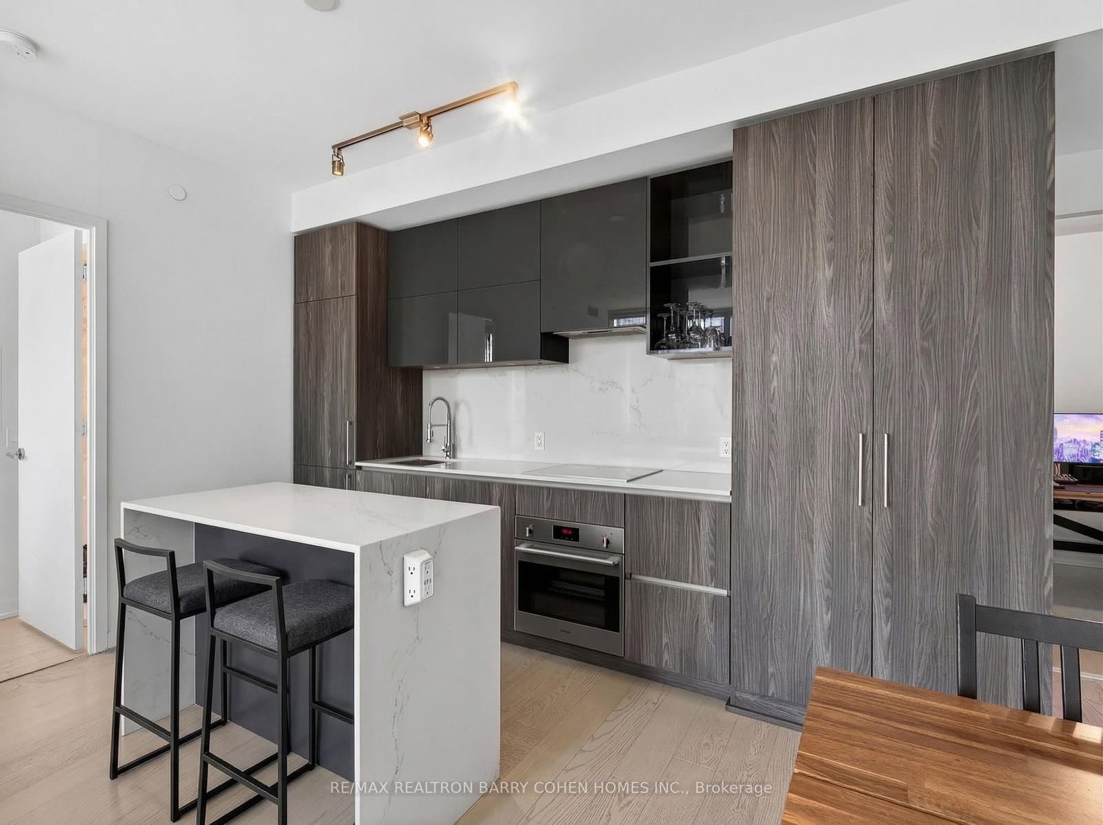 1 Yorkville Avenue, Unit 905 thumbnail 9