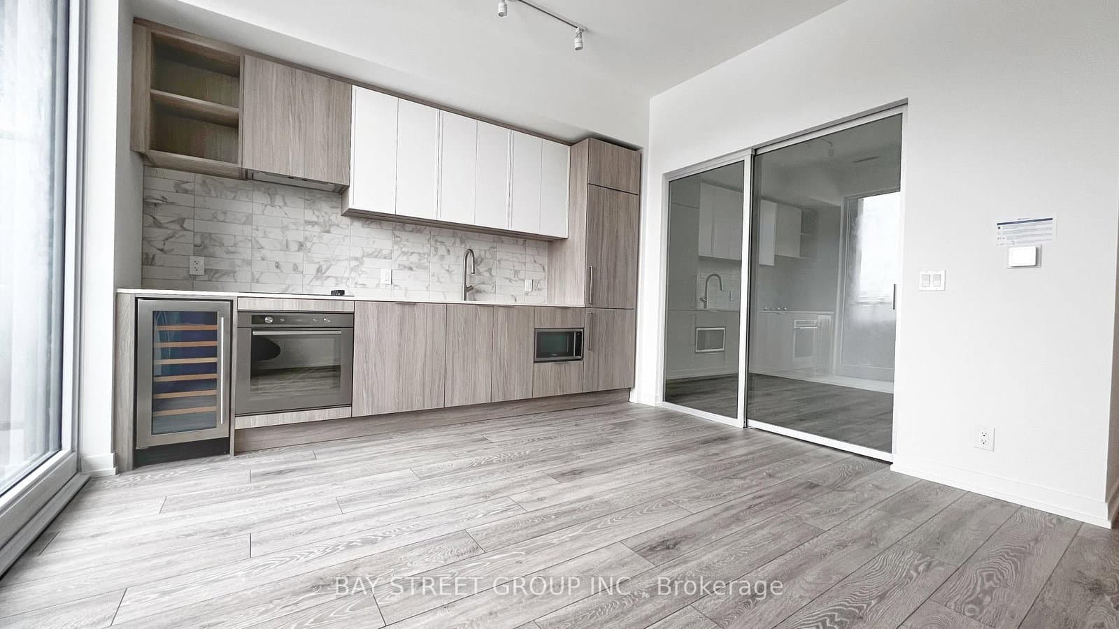 2020 Bathurst Street, Unit 821 thumbnail 4