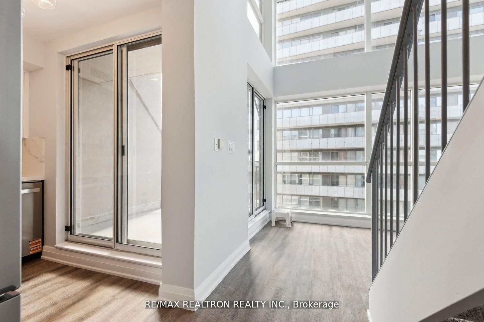 18 Merton Street, Unit 906 thumbnail 9