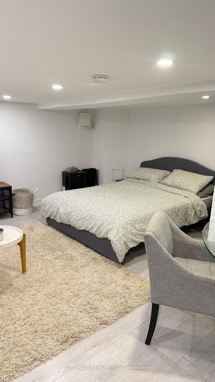1184 Avenue Road, Unit Basement thumbnail 3