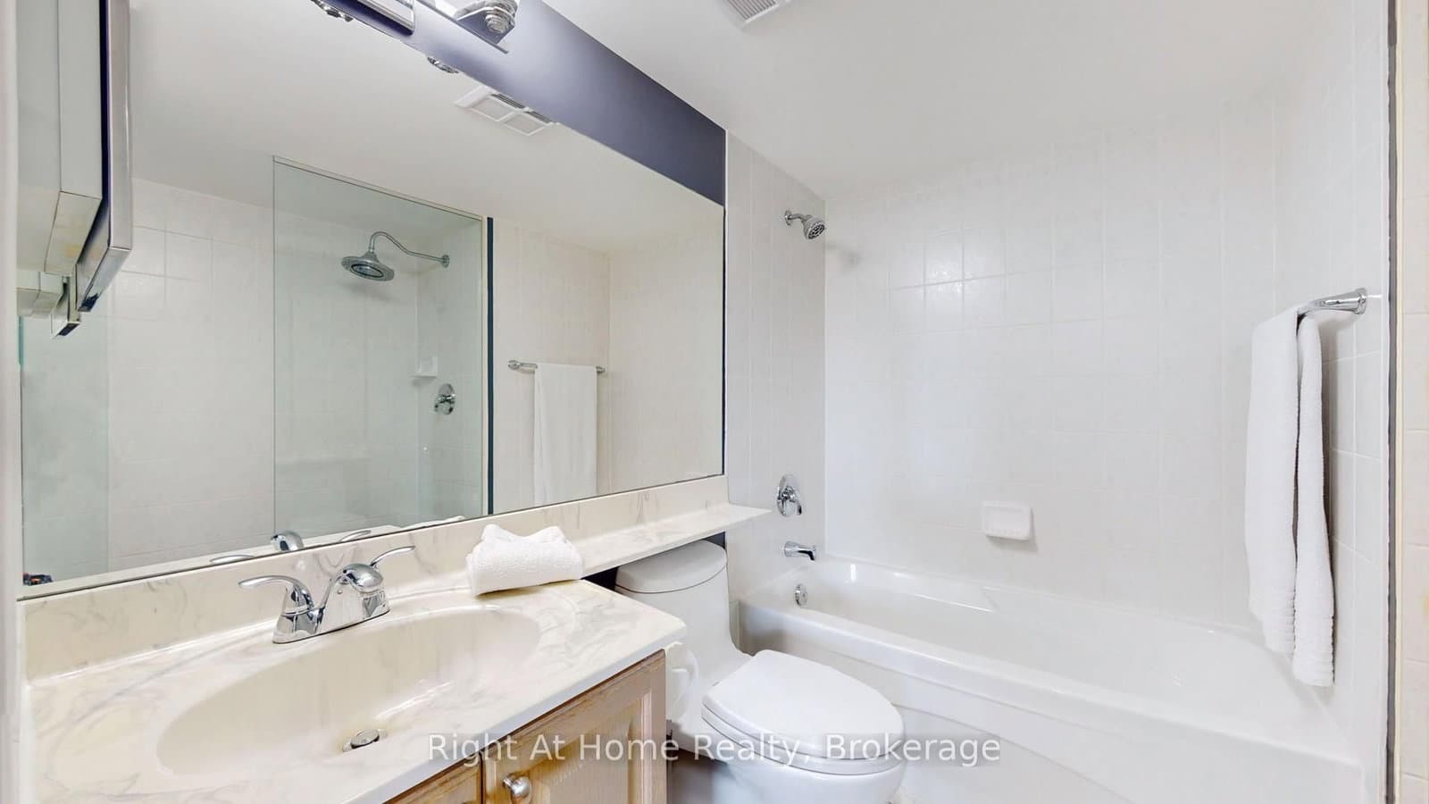 228 Queens Quay W, Unit 209 thumbnail 16