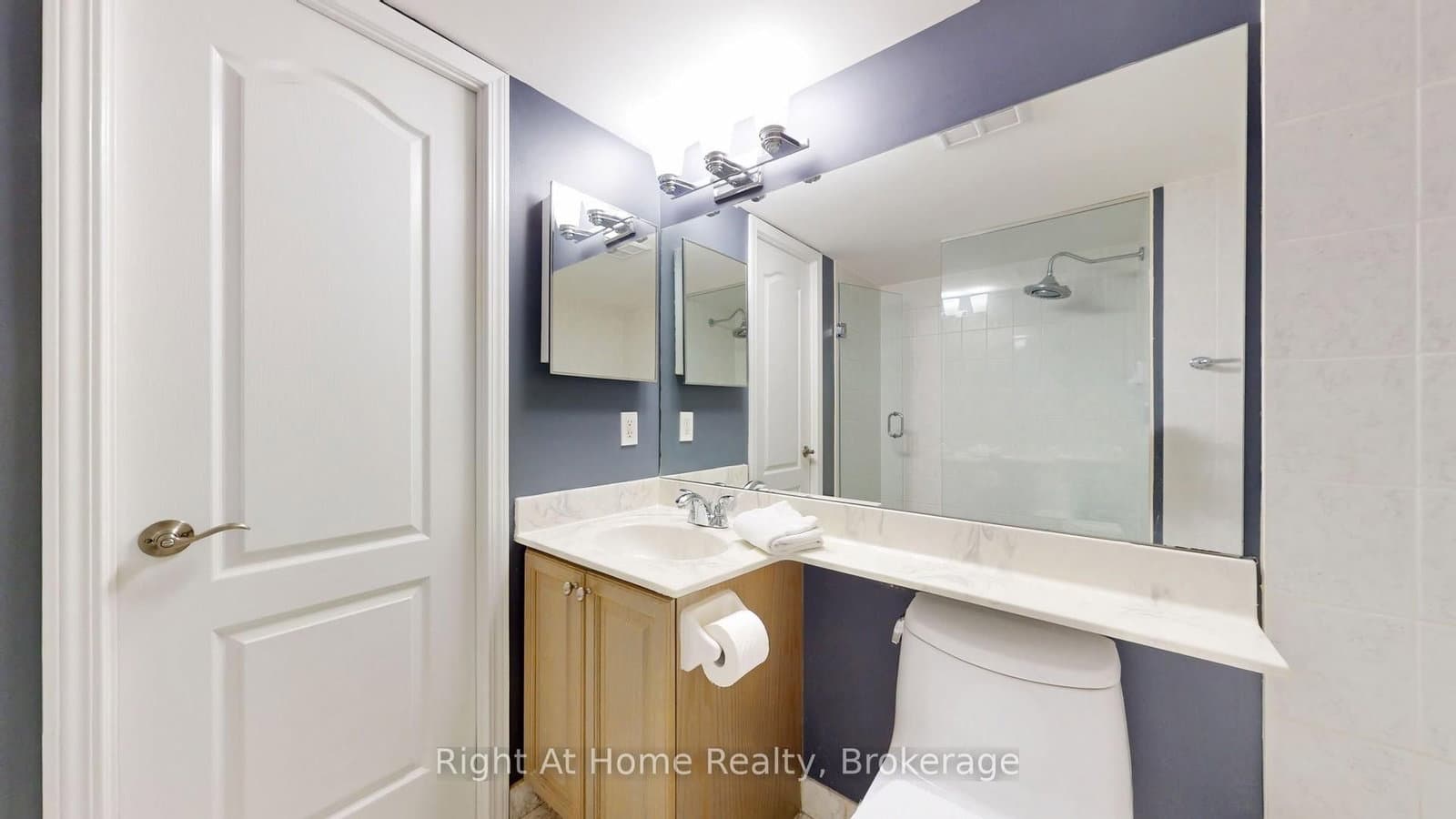 228 Queens Quay W, Unit 209 thumbnail 17