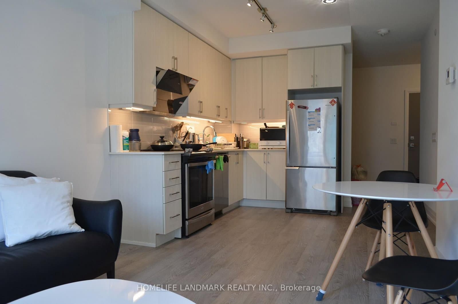 591 Sheppard Avenue E, Unit 808 thumbnail 2