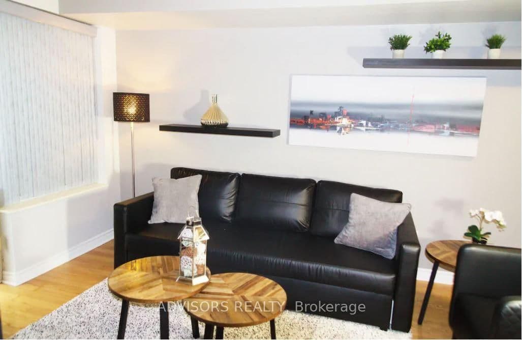 270 Wellington Street, Unit 413 thumbnail 2