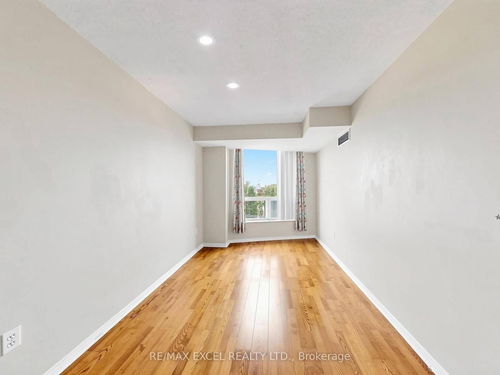 28 Pemberton Avenue, Unit 706 thumbnail 12