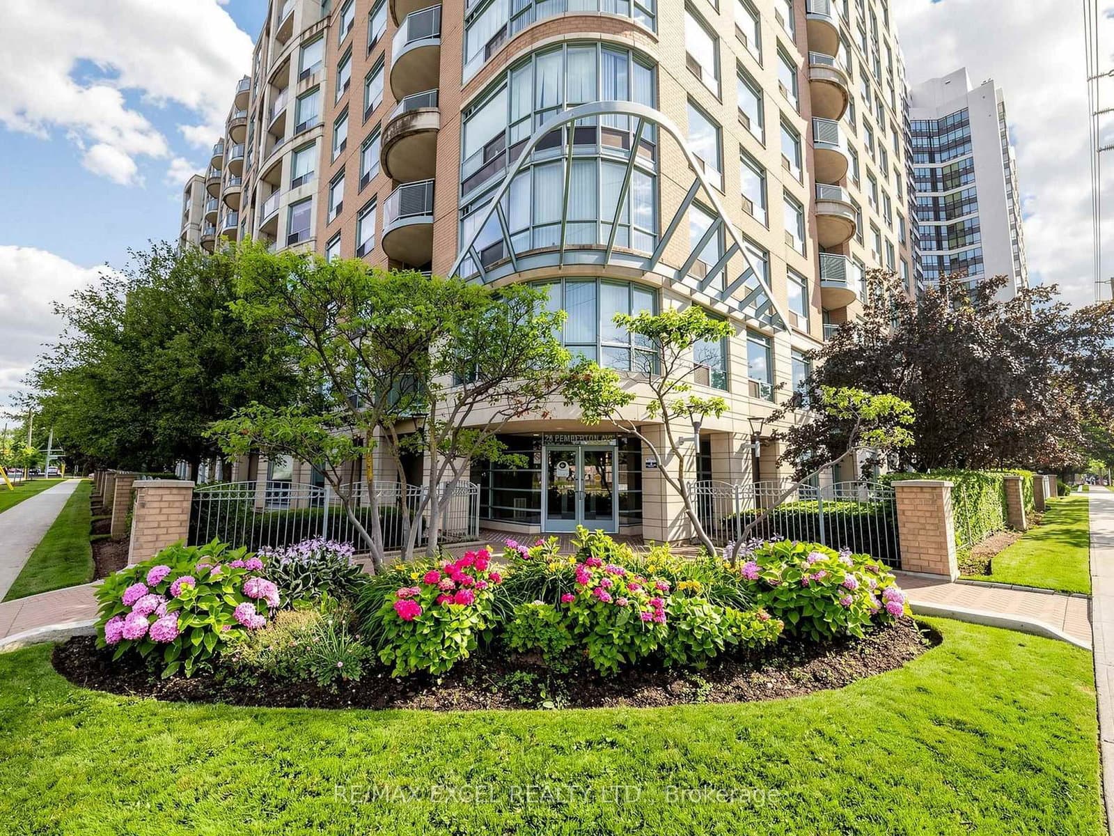 28 Pemberton Avenue, Unit 706 thumbnail 3