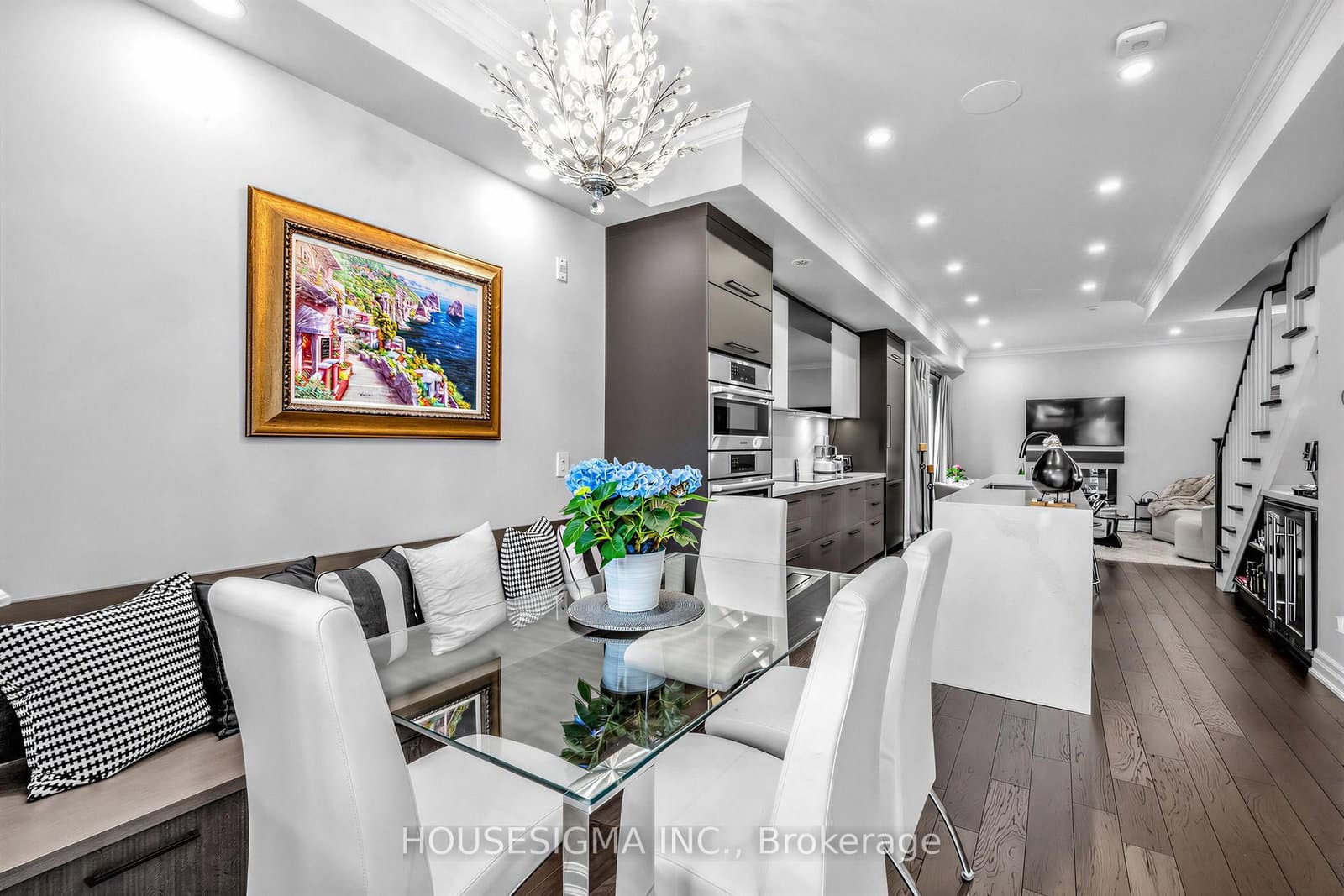 361 Roehampton Avenue thumbnail 4