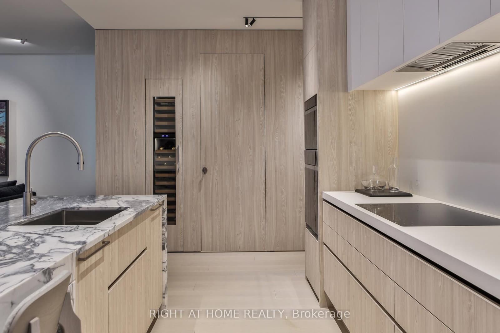 1 Roxborough Street W, Unit 403 thumbnail 11