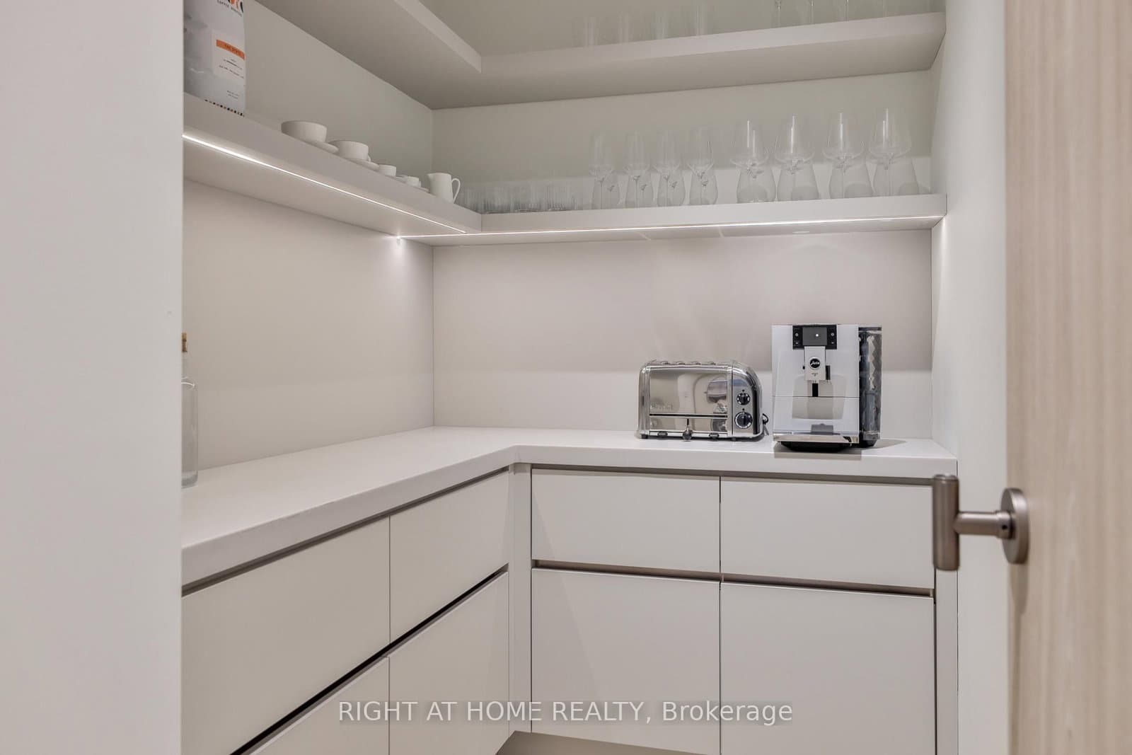 1 Roxborough Street W, Unit 403 thumbnail 12