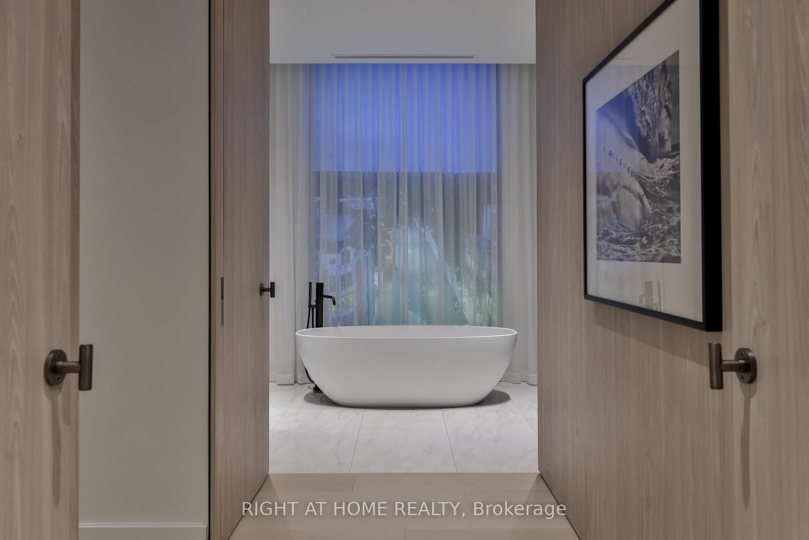 1 Roxborough Street W, Unit 403 thumbnail 16
