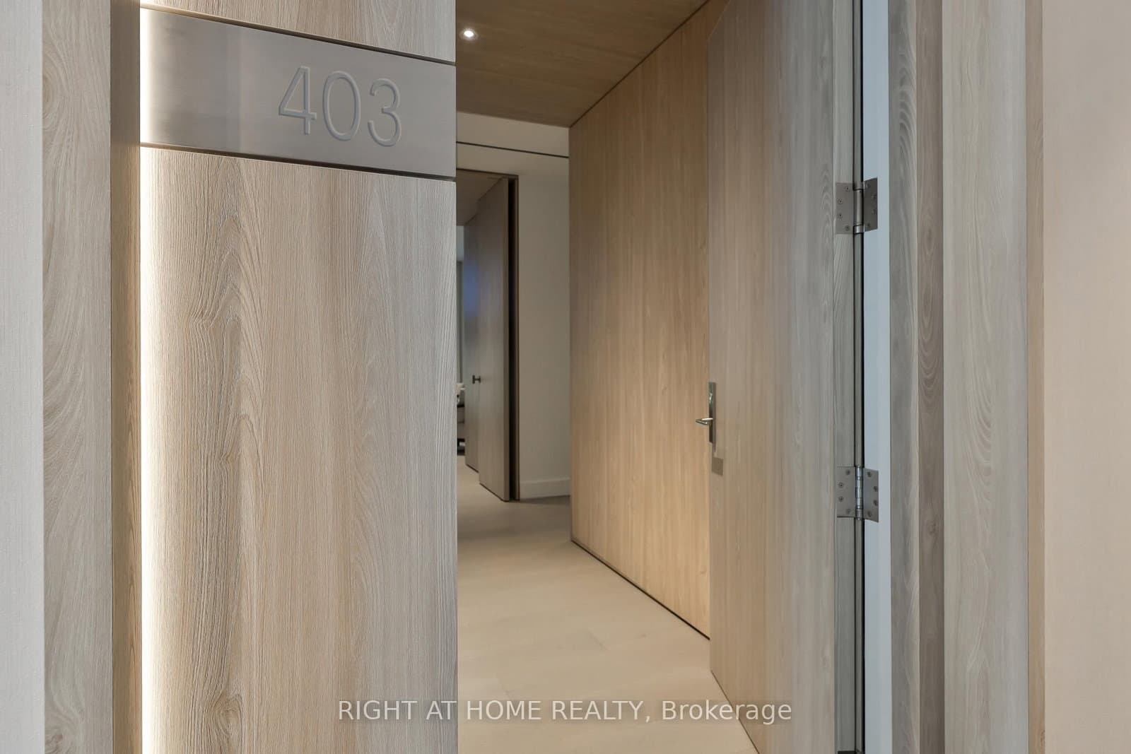 1 Roxborough Street W, Unit 403 thumbnail 2