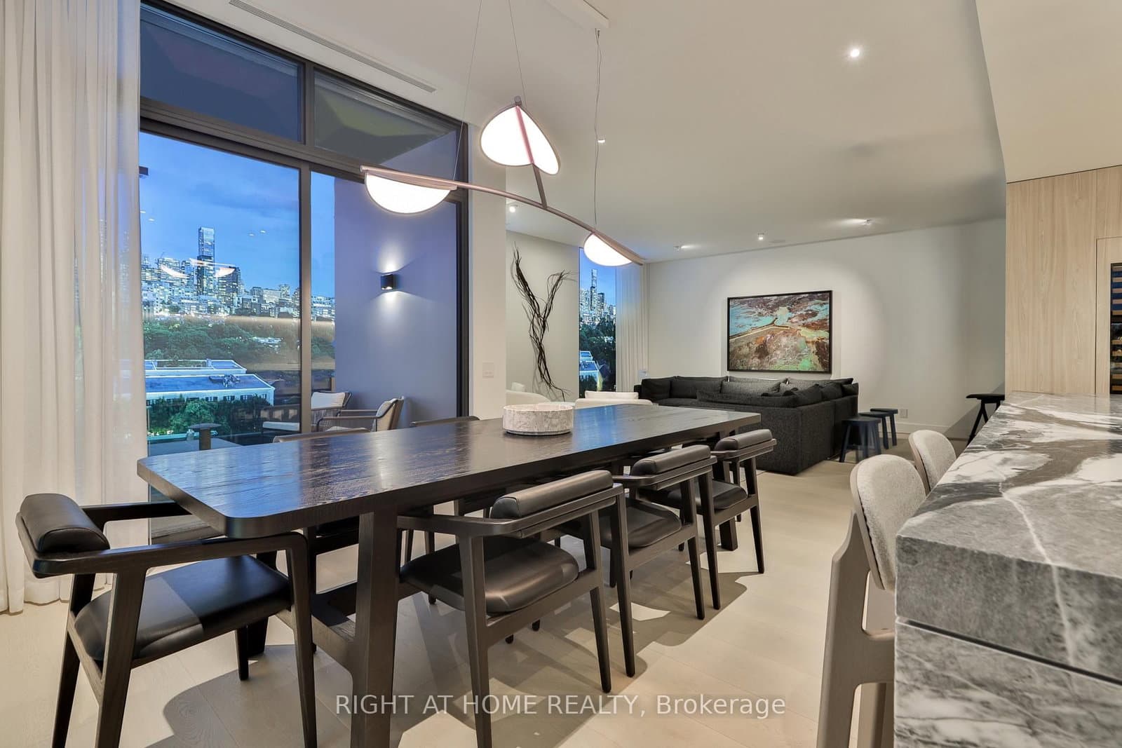 1 Roxborough Street W, Unit 403 thumbnail 9