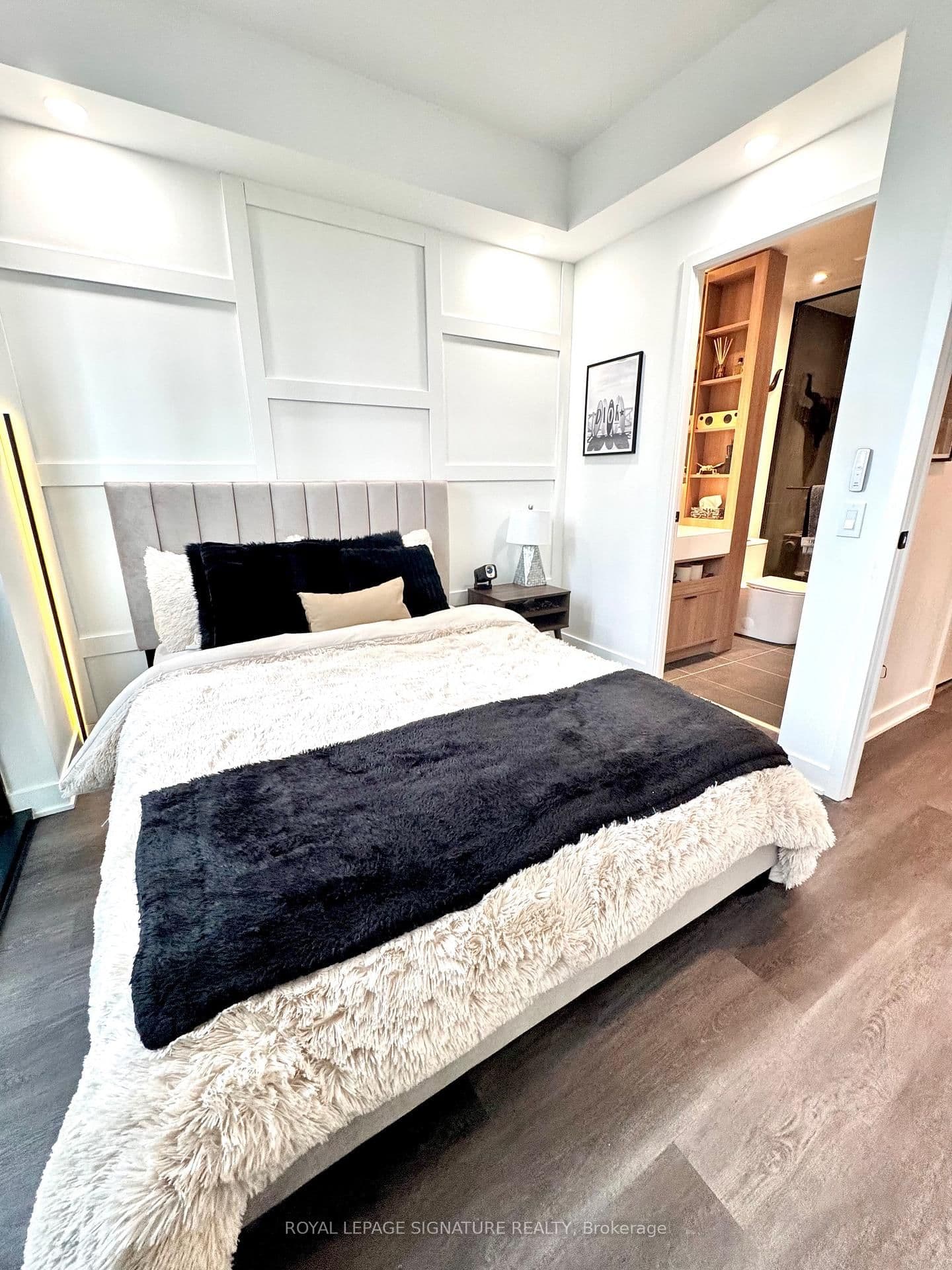 55 Charles Street E, Unit 1510 thumbnail 10