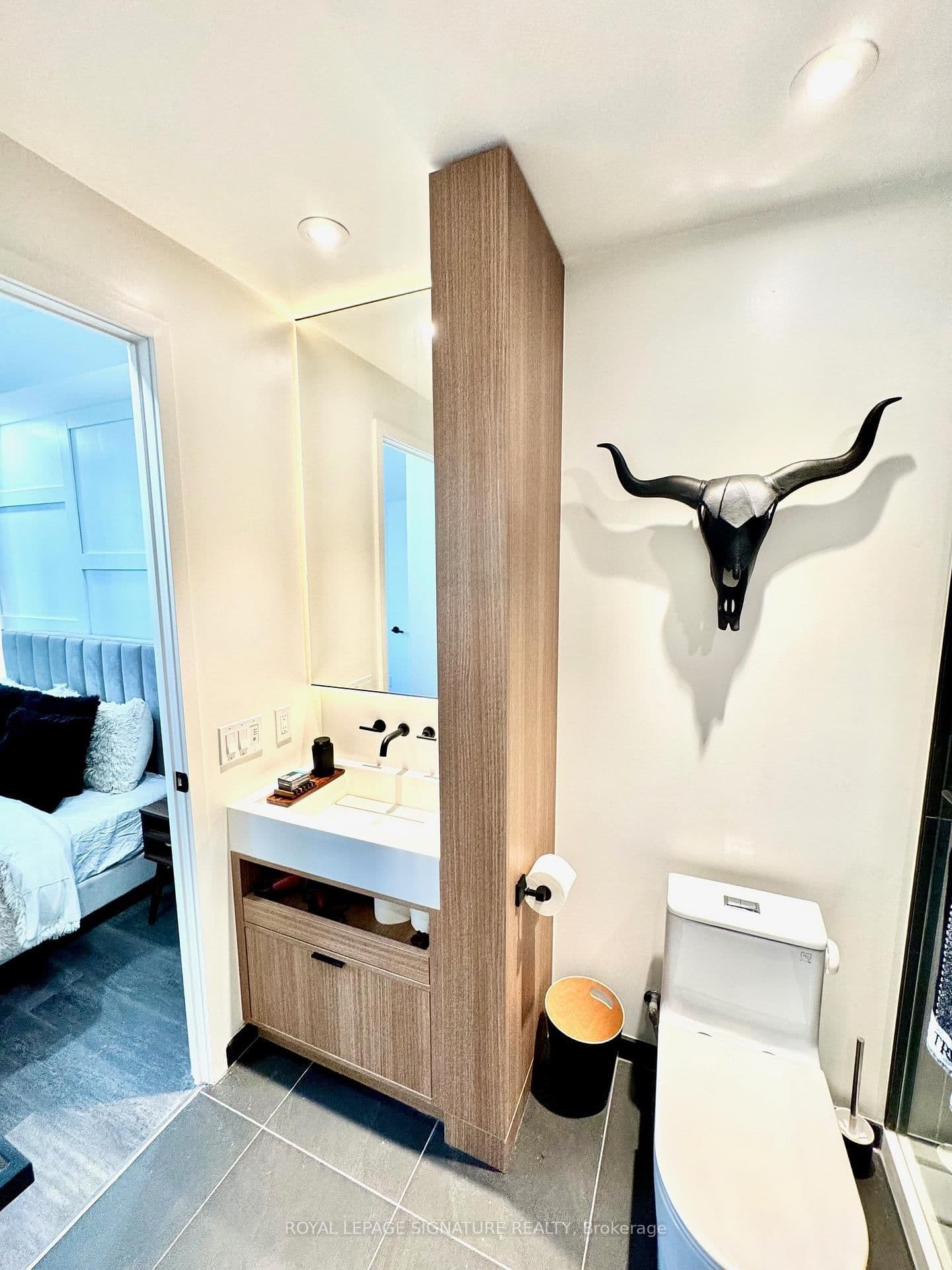 55 Charles Street E, Unit 1510 thumbnail 6