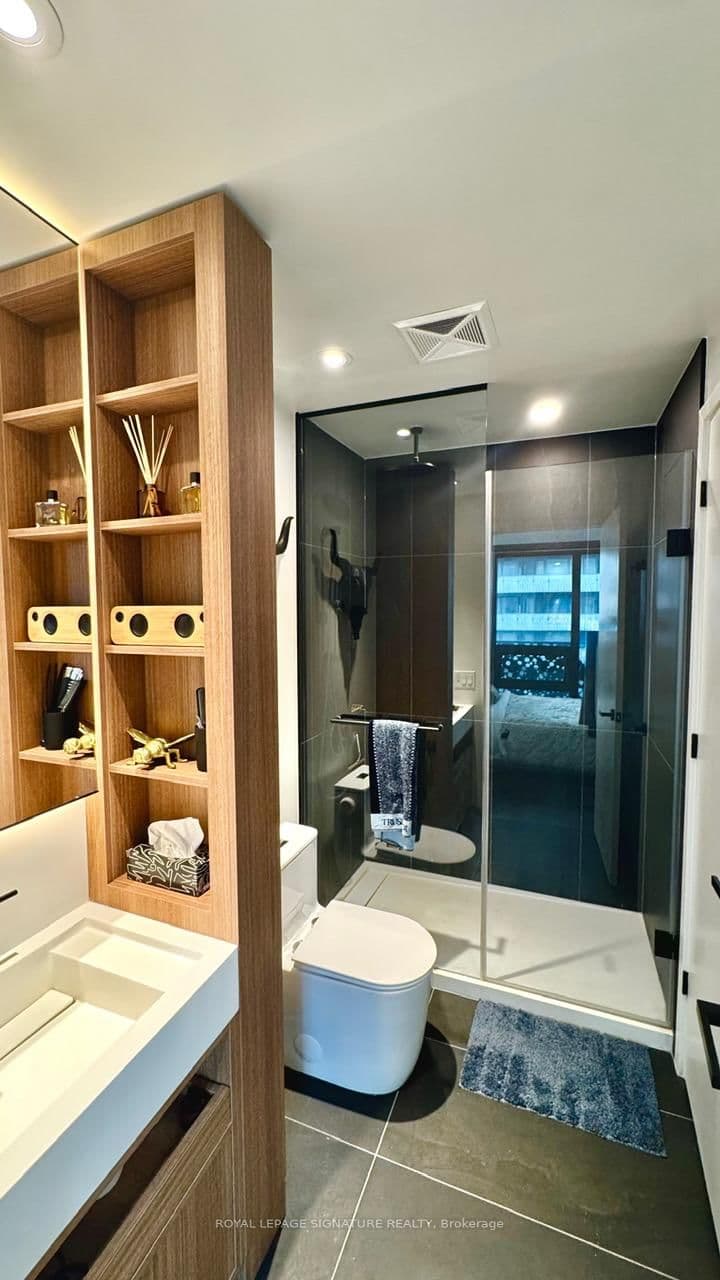 55 Charles Street E, Unit 1510 thumbnail 7